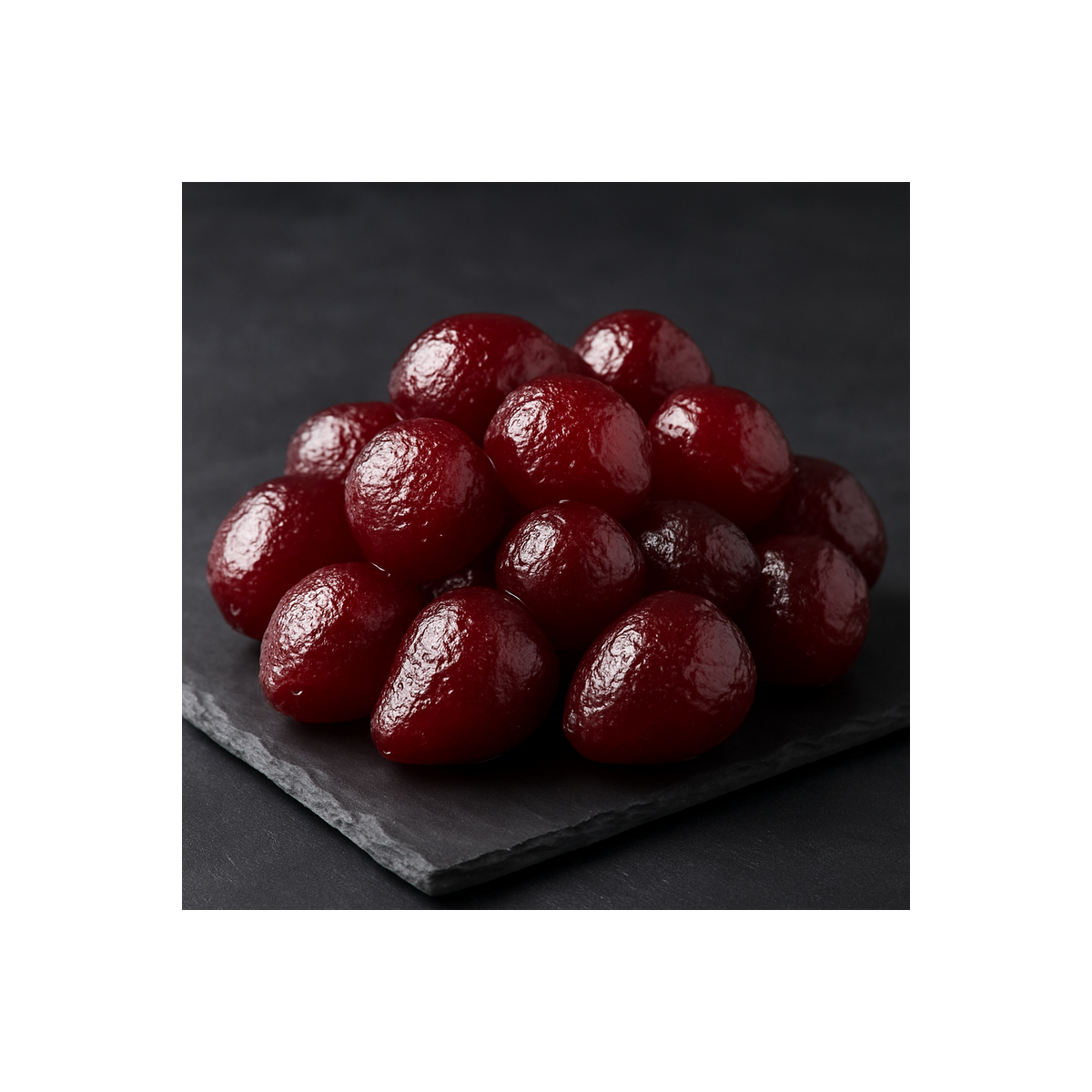 Gekonfijte karmijnperen volledig voor decoratie in patisserie