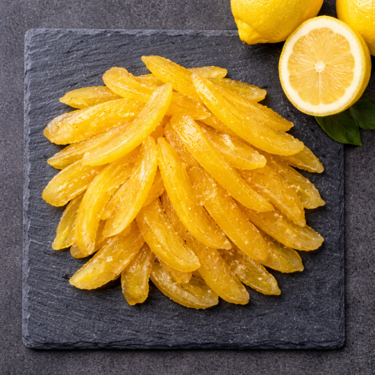 Cascas de limão cristalizadas com textura macia e aroma cítrico intenso