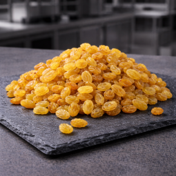 Uvas Golden apresentadas sobre ardósia premium em cozinha profissional