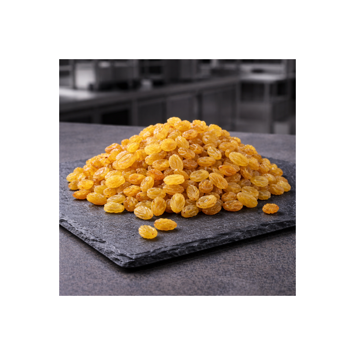 Uvas Golden presentadas sobre pizarra premium en cocina profesional