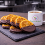 frutas confitadas con chocolate naranja con café