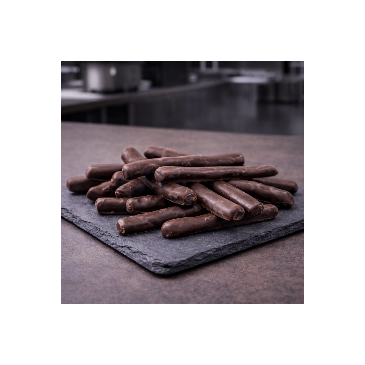 Sticks de laranja confitada com chocolate sobre ardósia