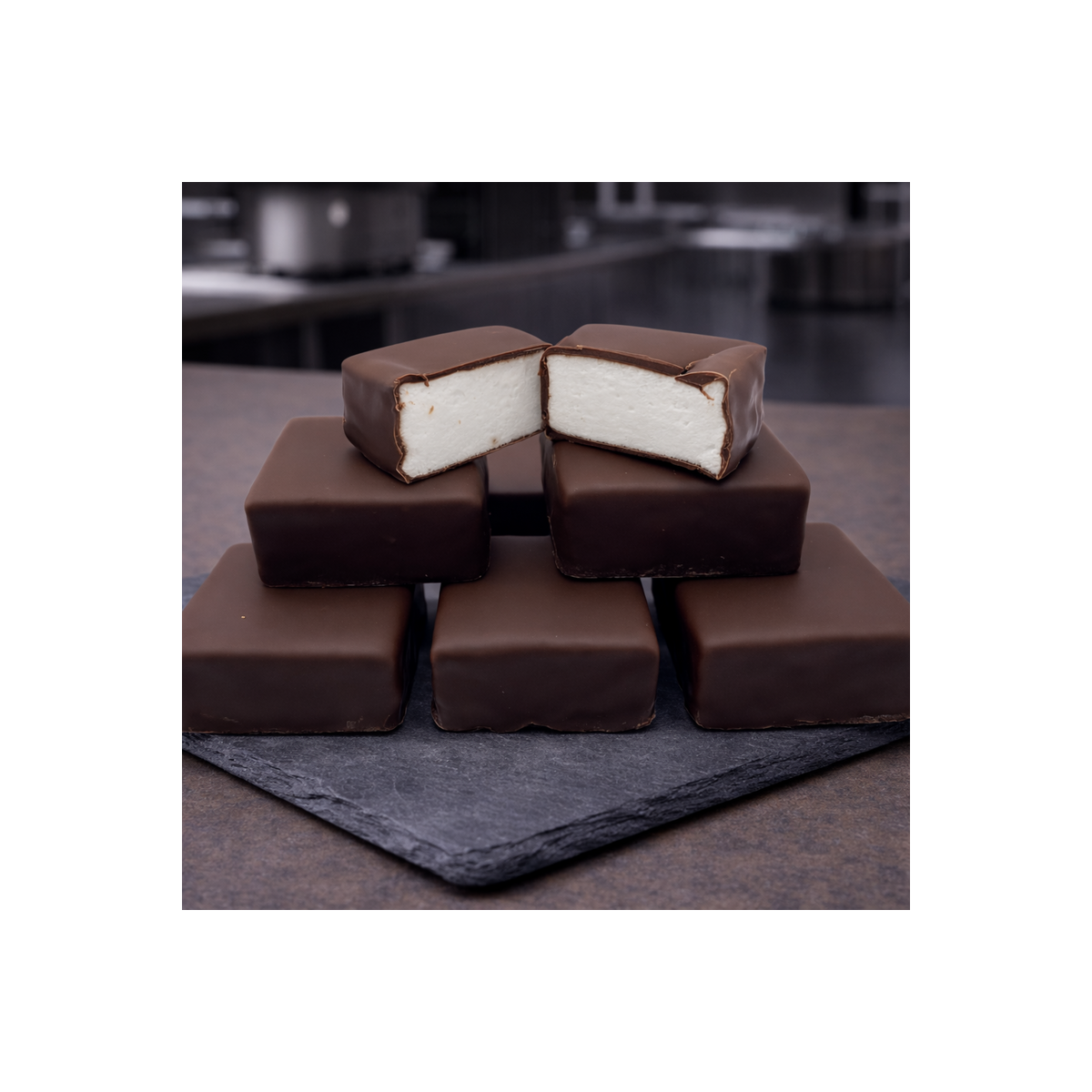 Marshmallow de baunilha coberto de chocolate sobre ardósia