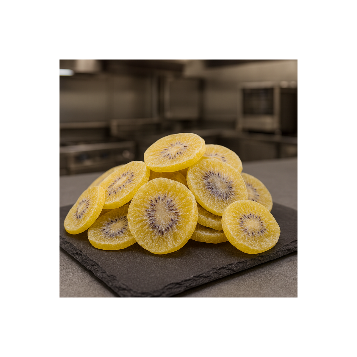 Fruta deshidratada jugosa sobre pizarra premium