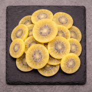 Gedroogde kiwi voor het bereiden van rumarrangement