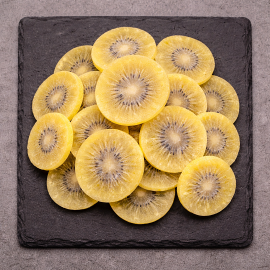 Fruta desidratada macia sobre ardósia premium