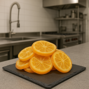 Rodajas de naranja seca sobre pizarra premium