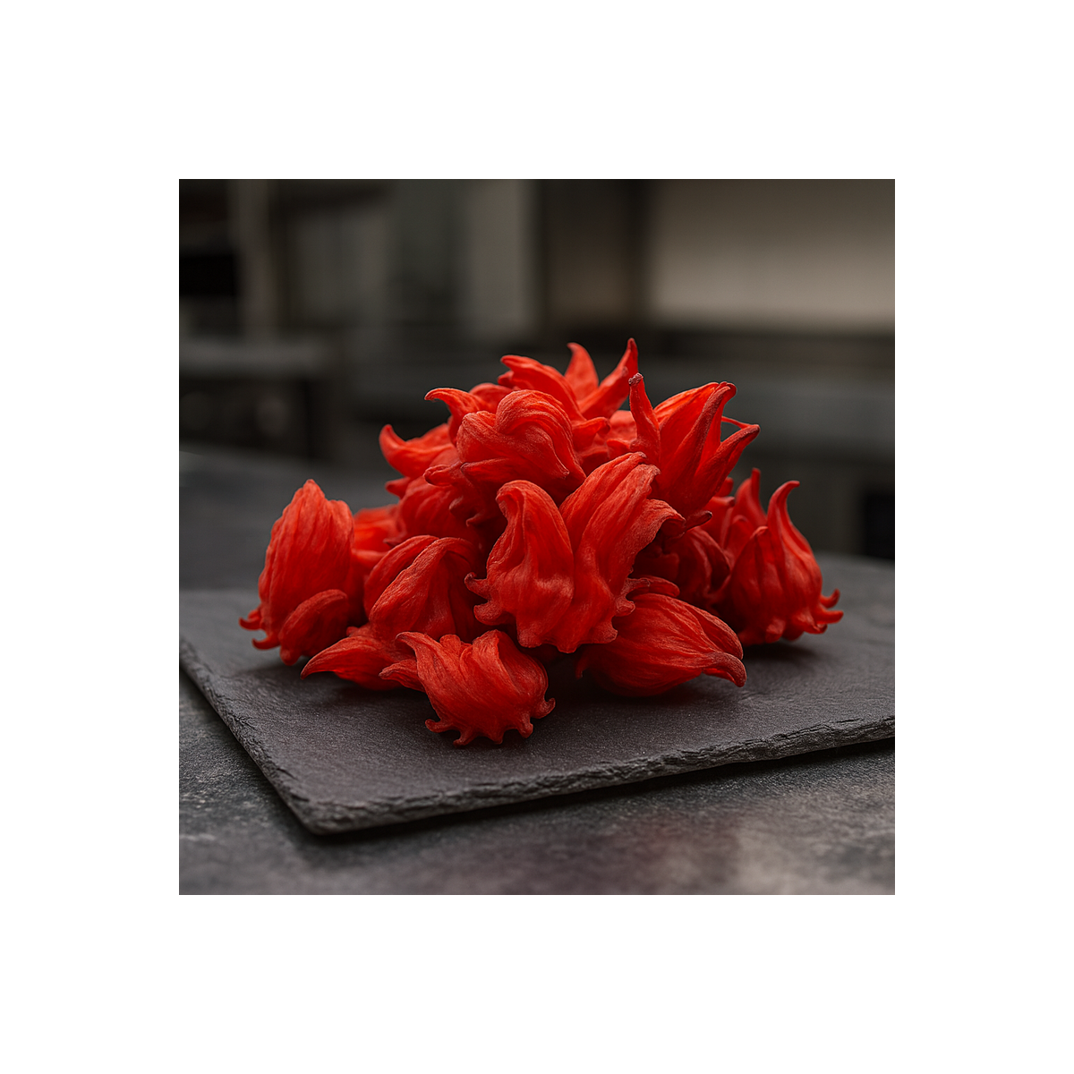 Flor de hibisco deshidratada entera sobre pizarra premium