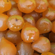 Fruits confits de poires blanches entières au sirop, texture fondante et brillante