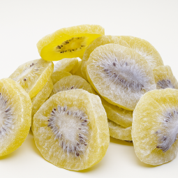 Tranches de kiwi déshydraté naturel sur fond blanc – fruits secs exotiques – France