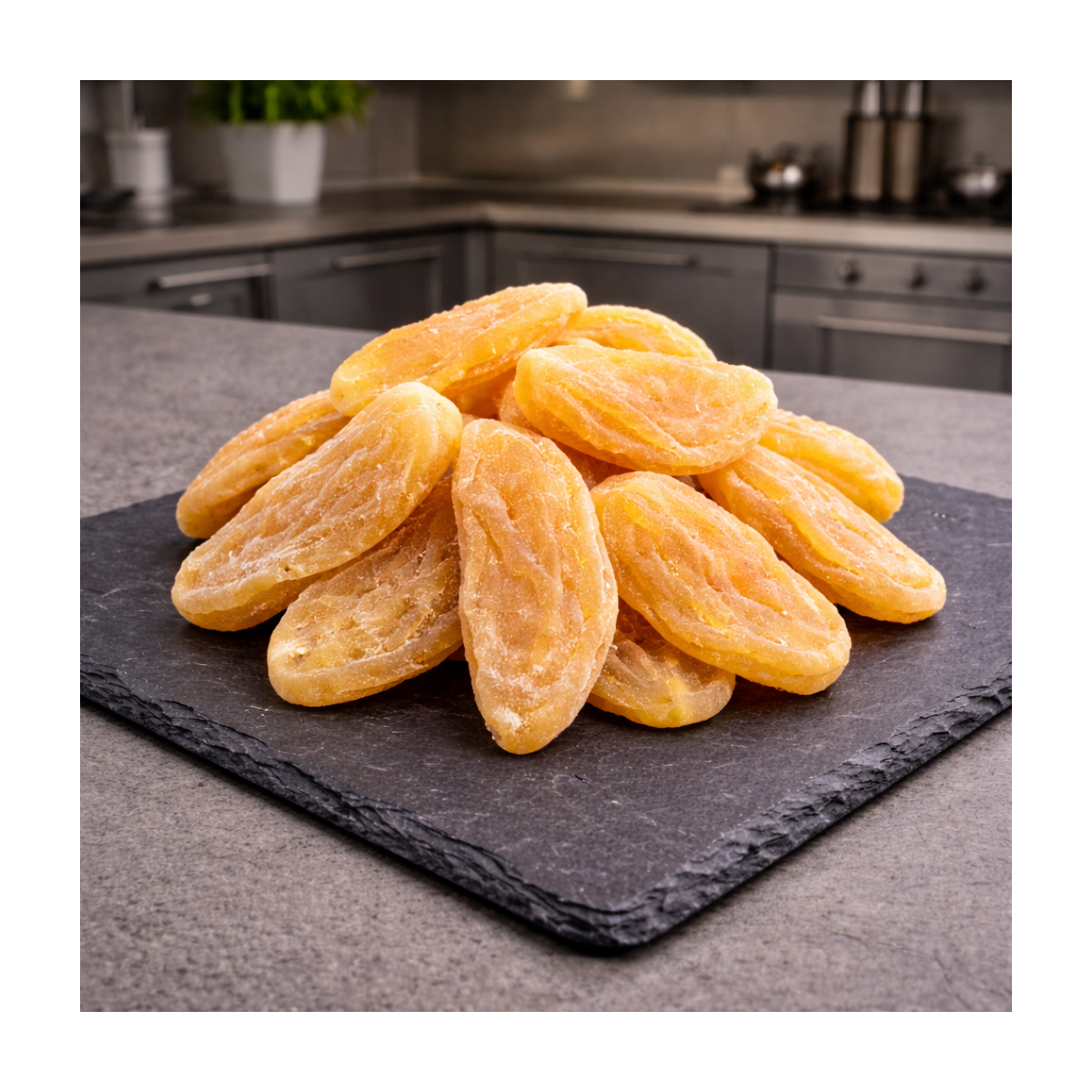 Poire déshydratée présentée sur ardoise premium