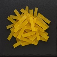 Tranches de gingembre confit haut de gamme photographiées sur ardoise élégante en Provence.