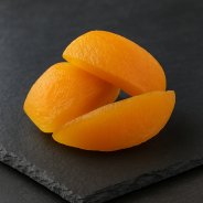 Melon confit de Provence présenté sur ardoise premium en environnement culinaire pro