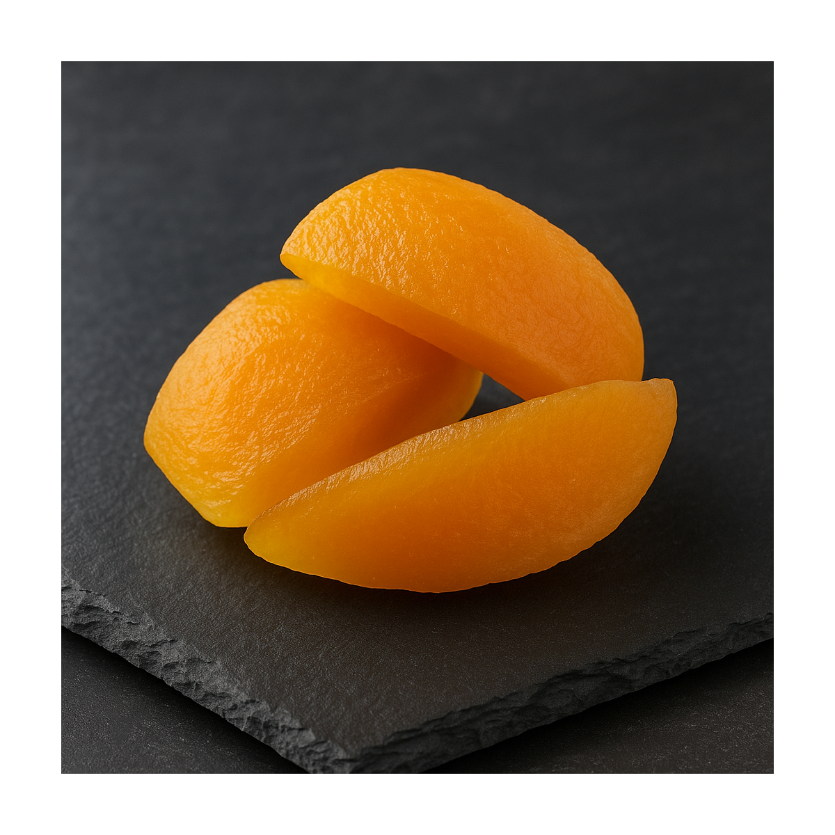 Melon confit de Provence présenté sur ardoise premium en environnement culinaire pro