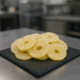 Tranches d’ananas déshydraté posées sur ardoise dans une cuisine professionnelle