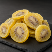 Kiwi séché présenté sur ardoise premium – fruits déshydratés de qualité professionnelle