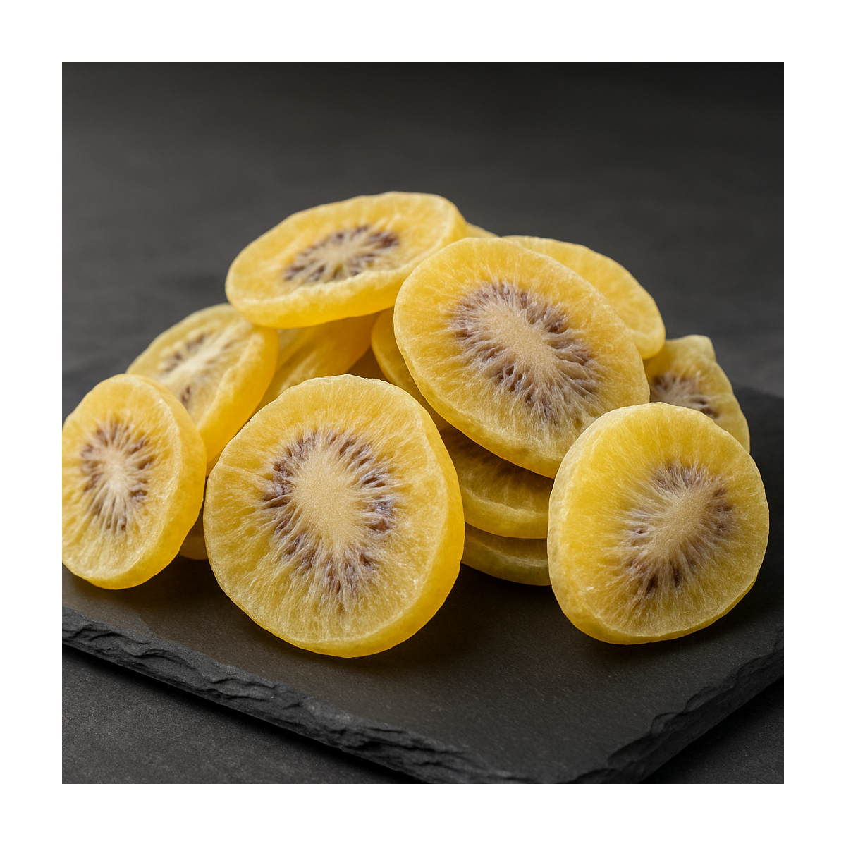 Kiwi séché présenté sur ardoise premium – fruits déshydratés de qualité professionnelle