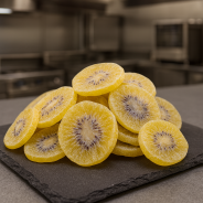 Tranches de kiwi déshydraté sur ardoise noire – produit naturel et gourmand Passion du Fruit