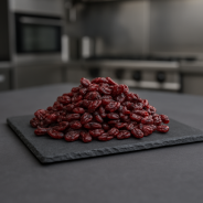 Cranberries déshydratées disposées sur ardoise anthracite – fruits secs naturels Passion du Fruit"