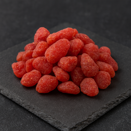 fraise déshydratée sur planche d’ardoise en cuisine contemporaine