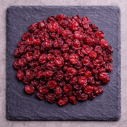 Vue rapprochée de cranberries déshydratées montrant la texture moelleuse et naturelle du fruit