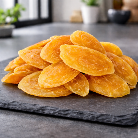 Zacht gedroogde mango op premium leistenen plank