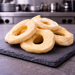 Zacht gedroogde appels op premium leistenen plank