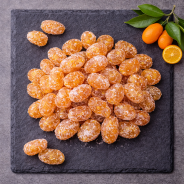 Détail de la texture tendre du kumquat sucré